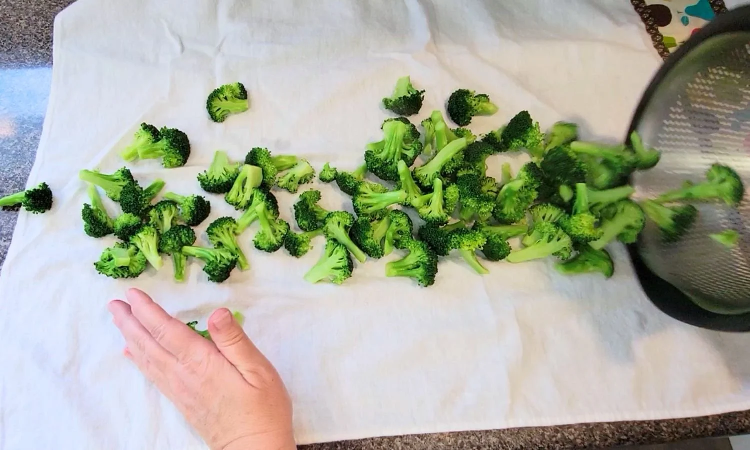 blanched broccoli on towel