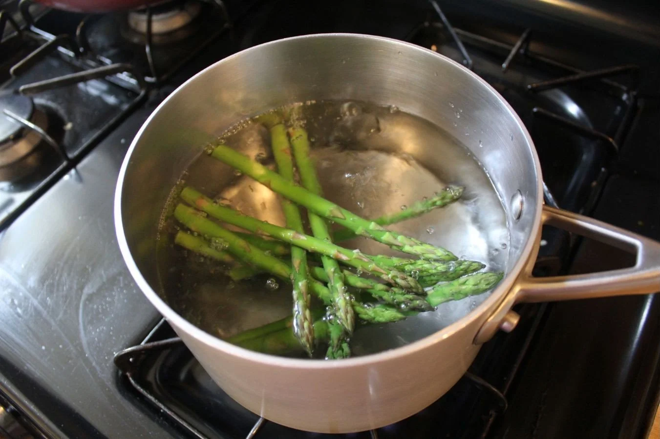 blanching asparagus in boiling water