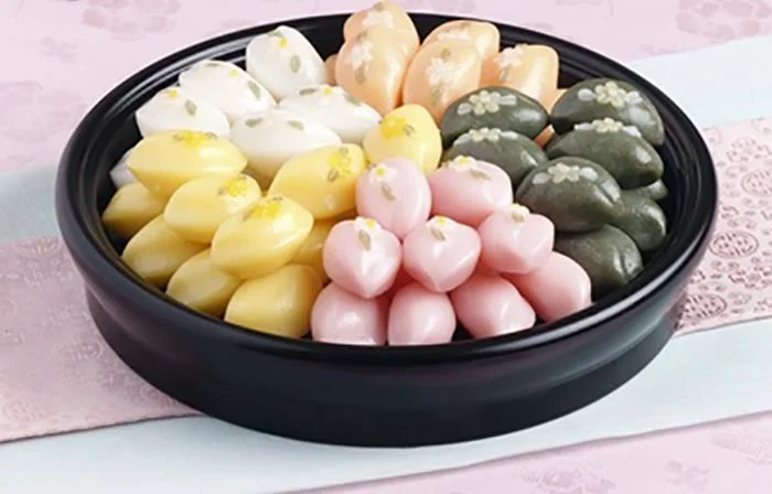 Making Songpeon - Korean Moon Cake