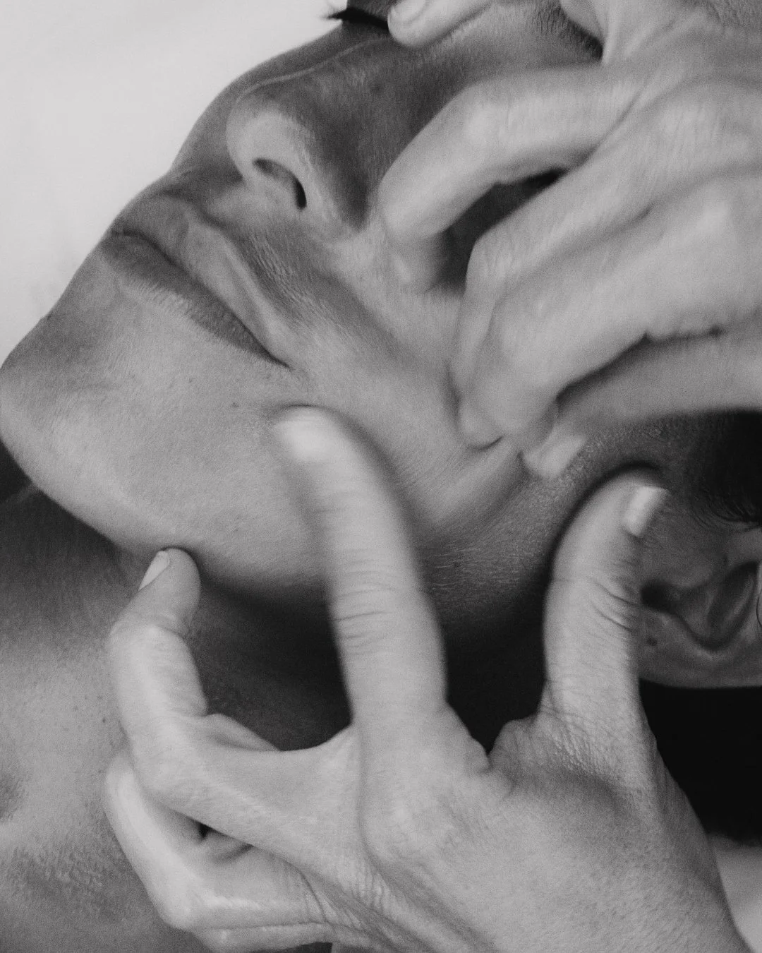 Kobido.

An ancient Japanese facial massage,
known as The Imperial Touch.

Rhythmic, sculpting movements
woven with gentle lymphatique techniques
to lift, restore vitality and bring back flow,
while releasing the deep tension held in your face.

Work