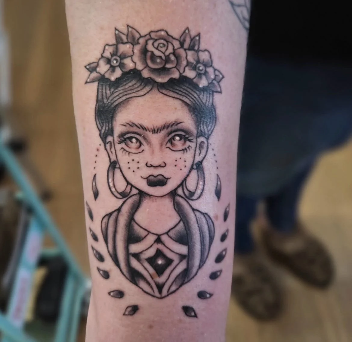 illustrative black and grey frida kahlo tattoo