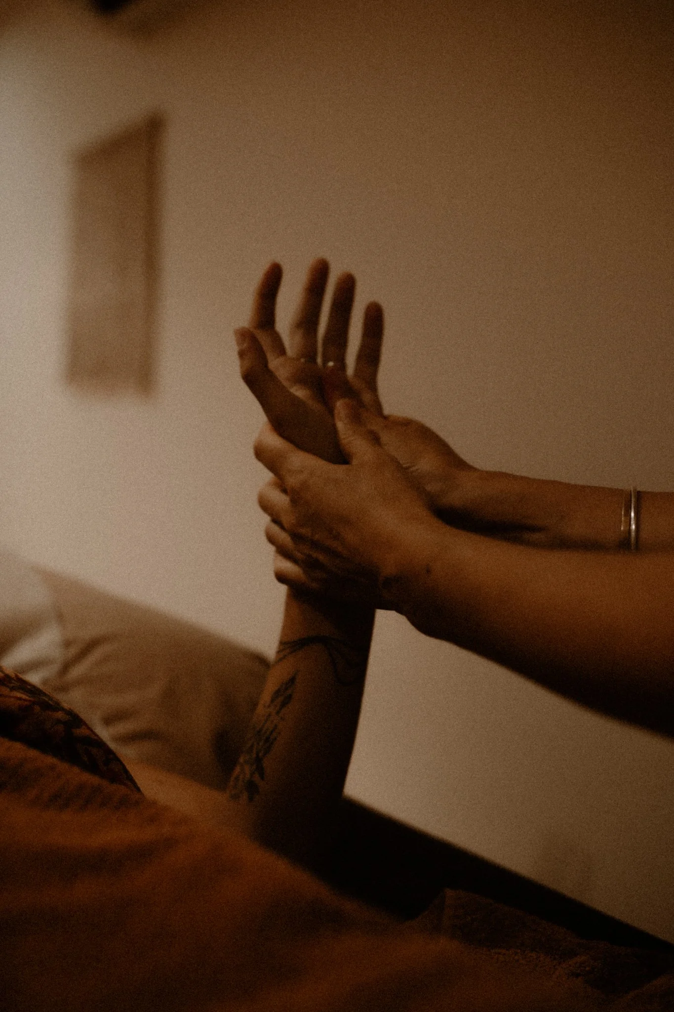 Flow Therapy Byron Bay practitioner offering intuitive bodywork and nervous‑system support, guiding the client into deep rest and embodied calm.