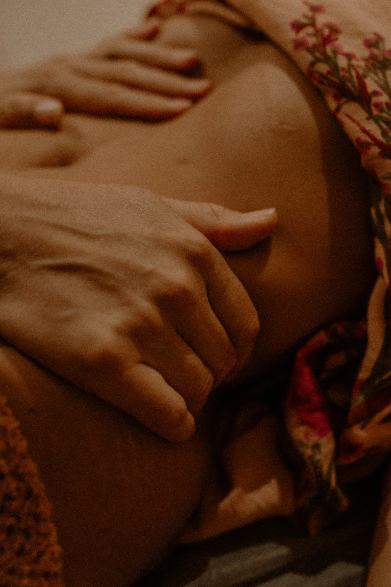 Practitioner providing gentle abdominal bodywork during a holistic colon hydrotherapy session at Flow Therapy Byron Bay, supporting digestive ease and natural flow.