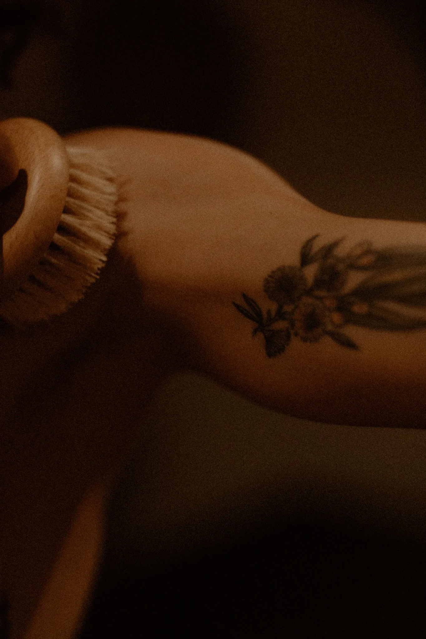 Practitioner performing full‑body dry brushing at Flow Therapy Byron Bay to stimulate lymphatic flow, gentle detoxification, and body awareness.