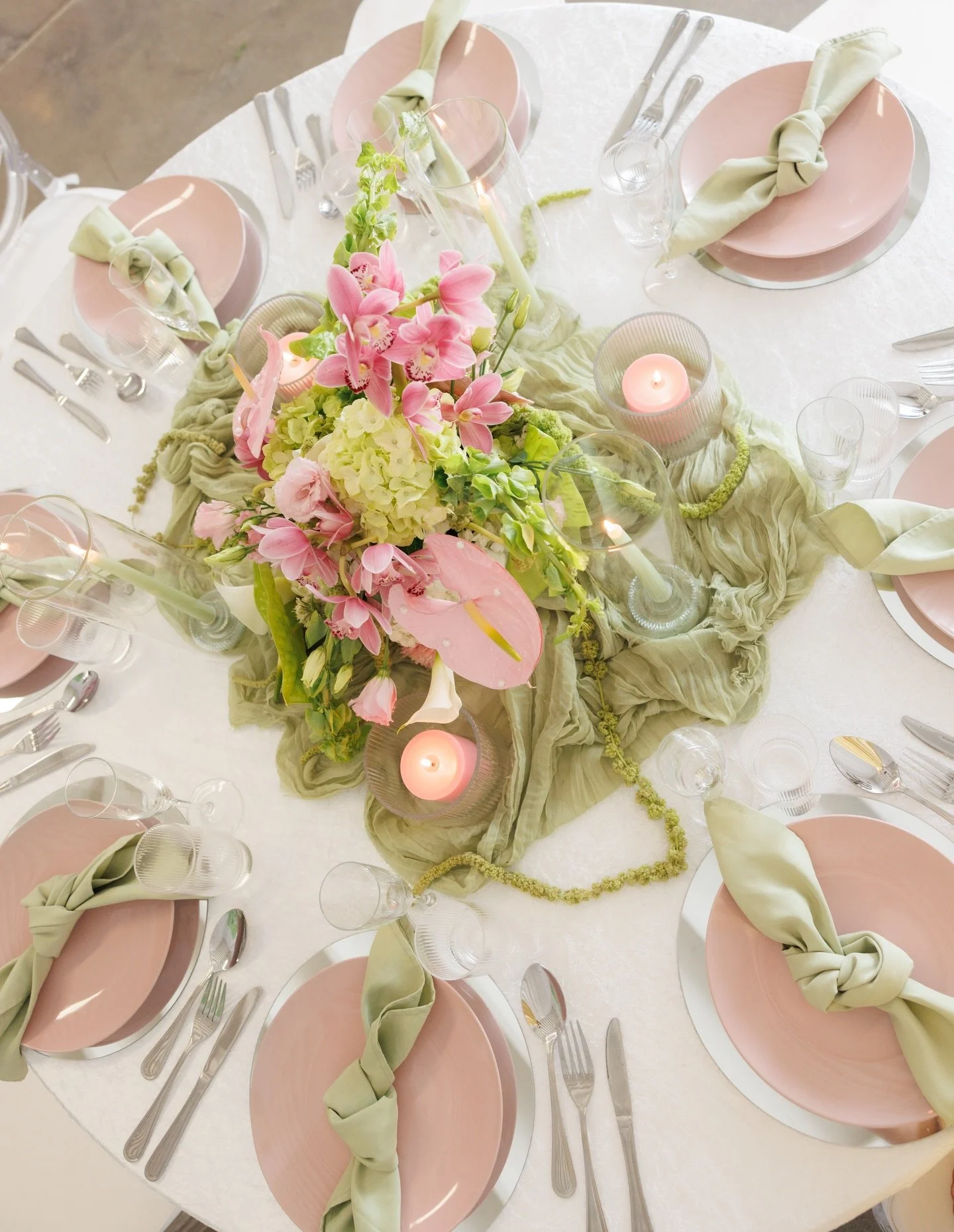 Bringing color to your summer wedding feed 🌸

I love when couples choose bright colors for their wedding design! It&rsquo;s fun, vibrant, and brings so much life and personality to the celebration. 

Vendors: 
Planning/coordination: @southernbellaev