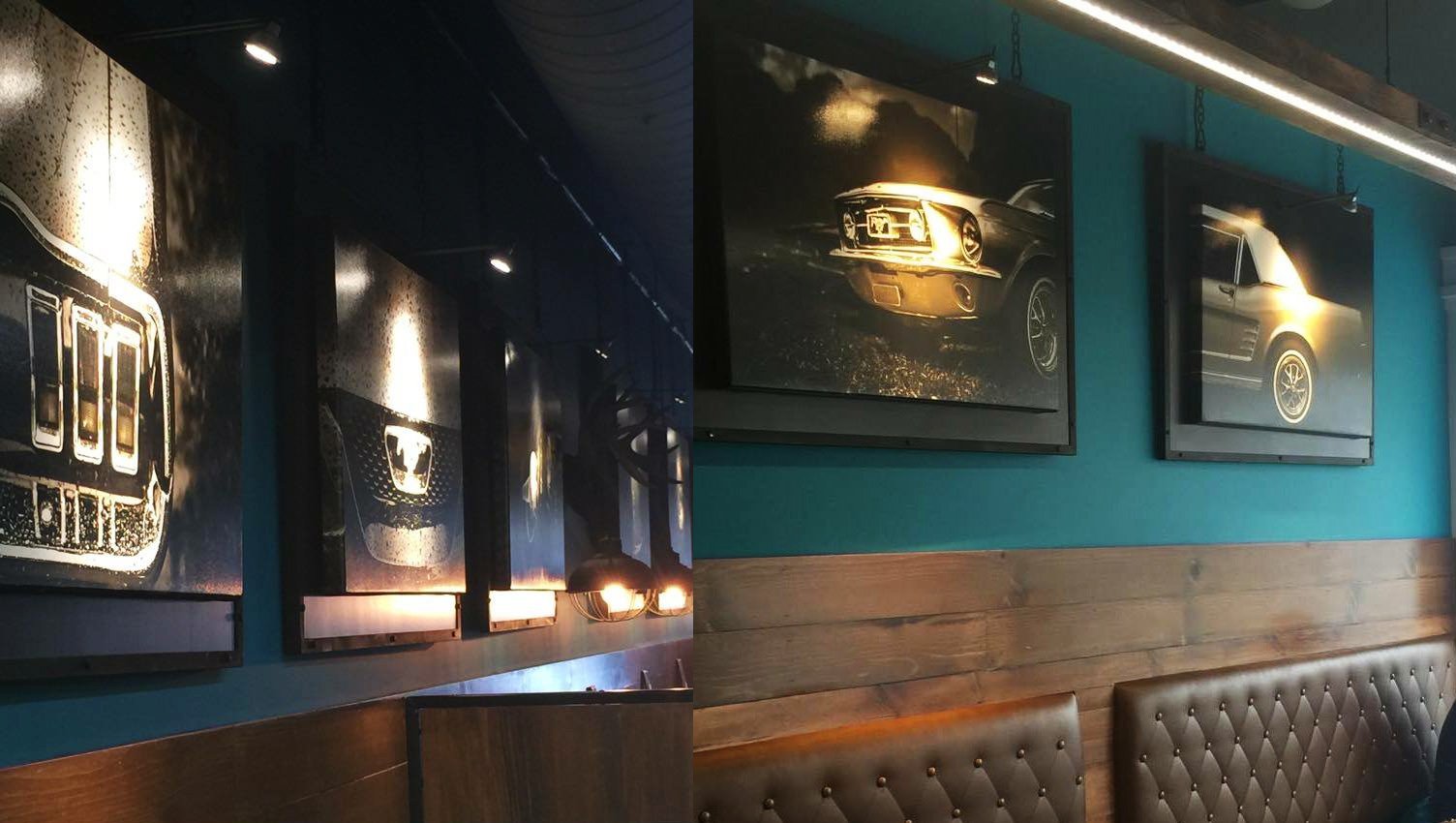 Fotografien zeigen Wandbilder von Autos in einem Esszimmer oder eine Bar, die mit umweltfreundlicher Beleuchtung beleuchtet werden.