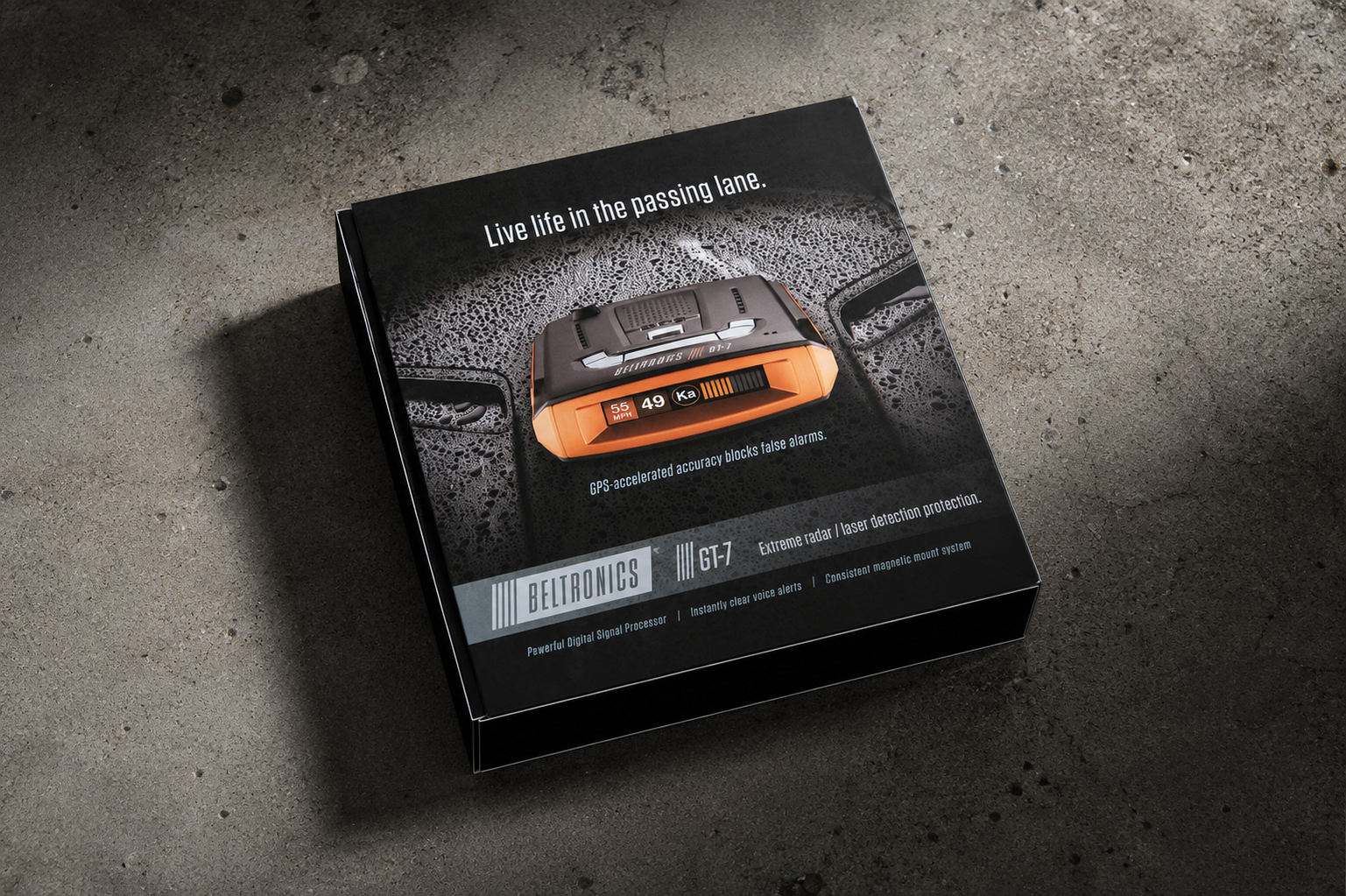 Verpackung eines Beltronics GT-7 Radar- und Laserscanners mit einem Bild des Produkts und Texten auf Deutsch und Englisch auf einem Betonboden.