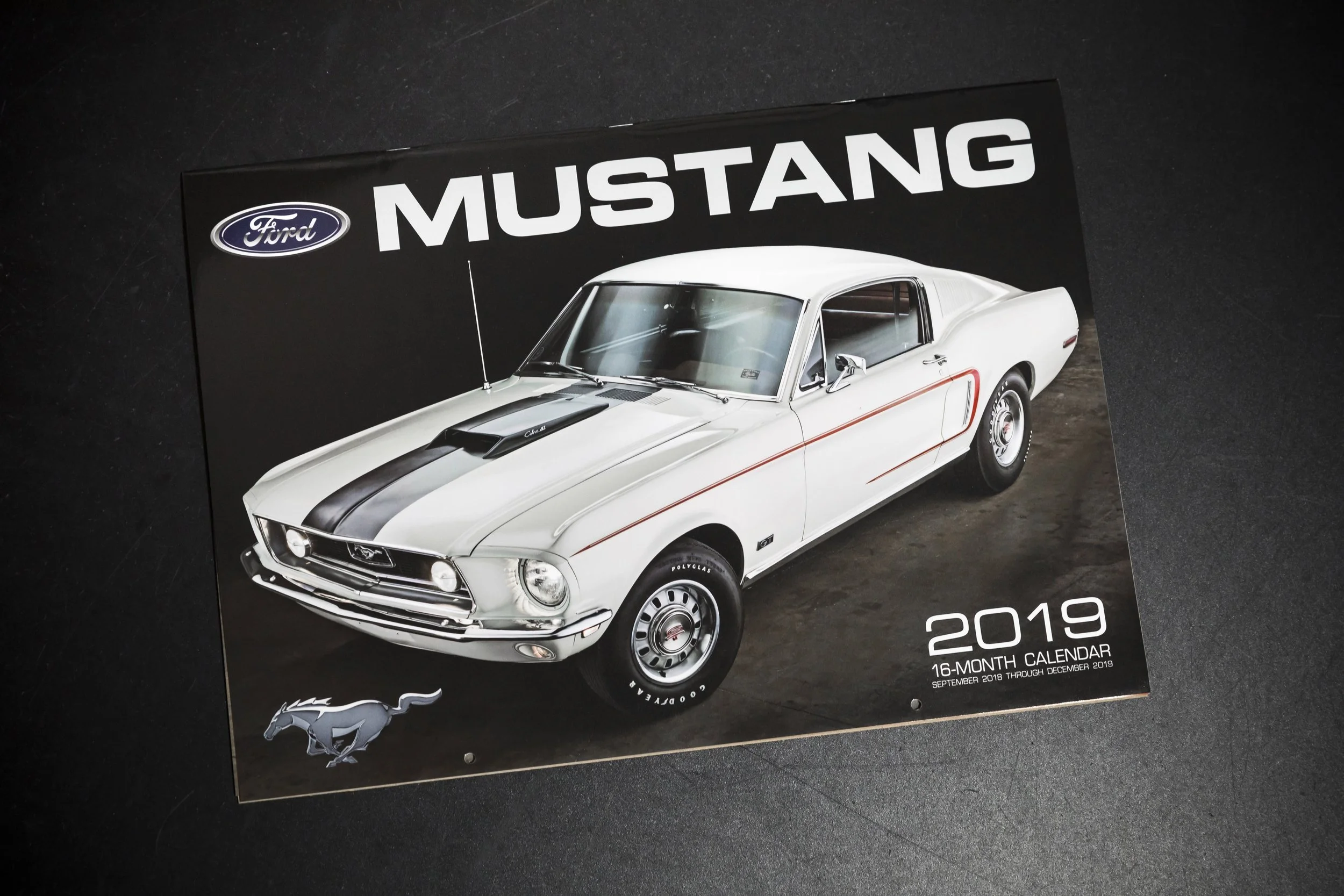 Kalender für 2019 mit einem weißen Ford Mustang Shelby GT350 Classic Auto auf schwarzem Hintergrund.