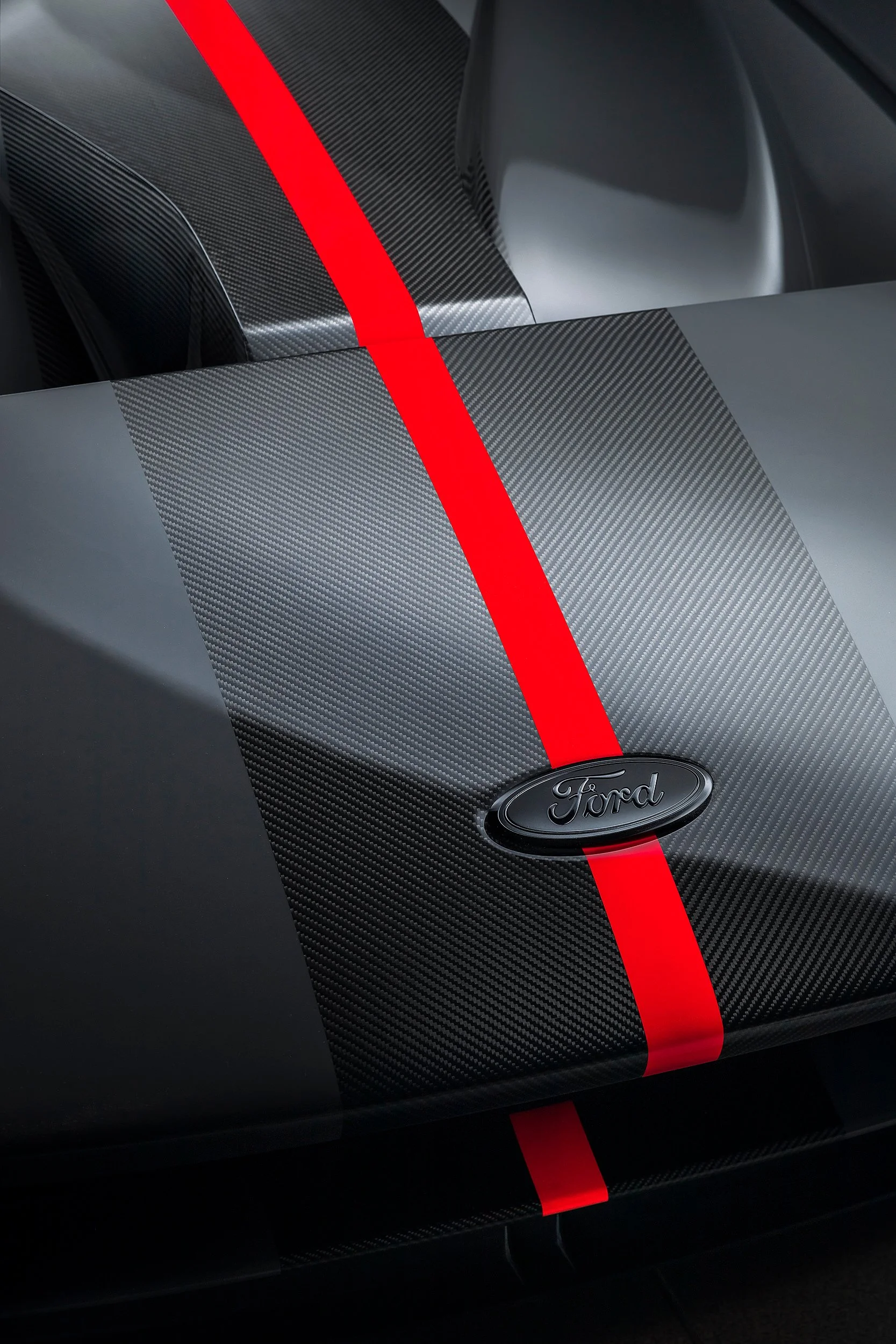 Nahaufnahme eines schwarzen Autos mit roten Akzenten und einem Ford-Emblem.