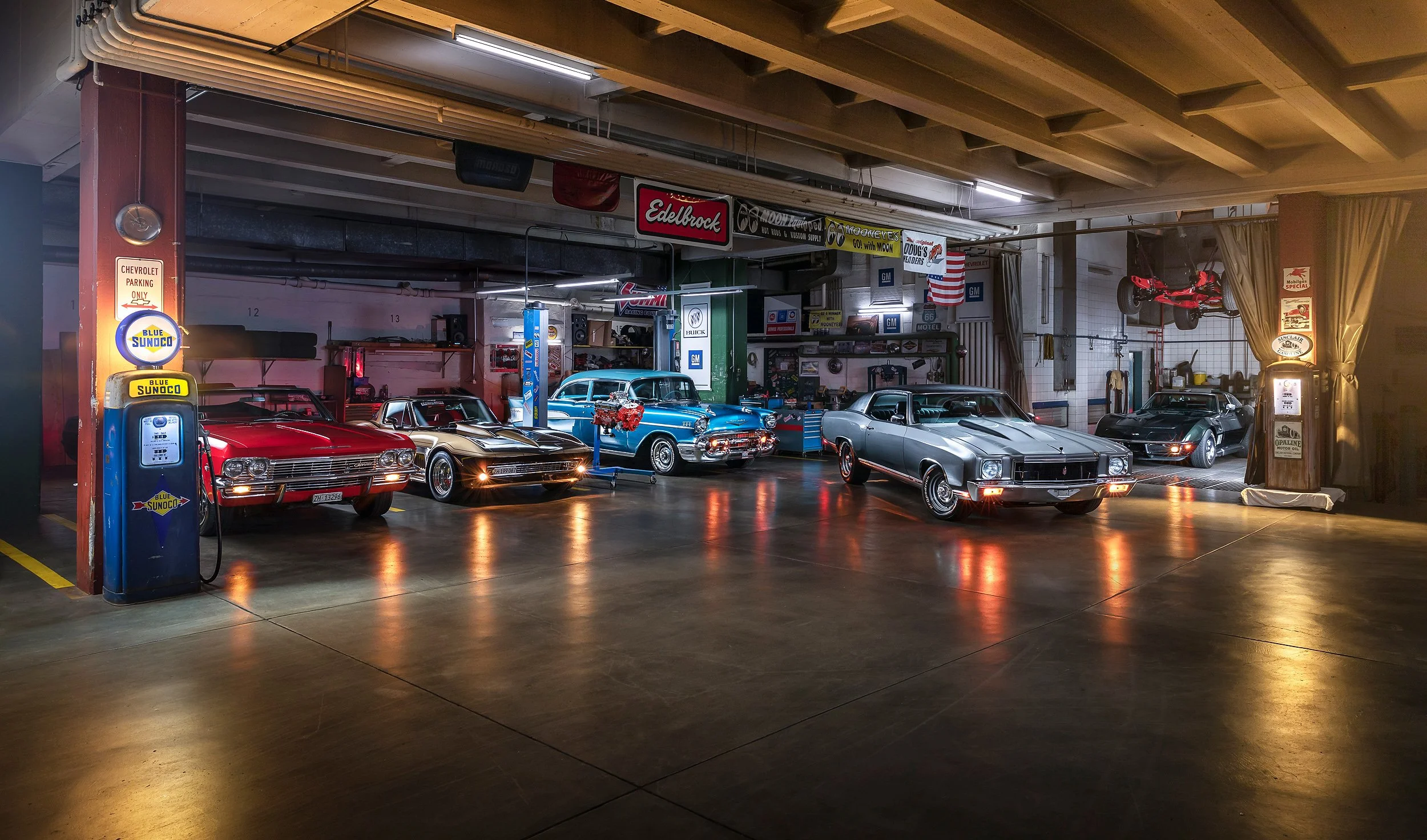 Historische Autowerkstatt mit klassischen Autos, einer Hebebühne, Werkzeugen und Oldtimer-Charme, beleuchtet mit warmem Licht.