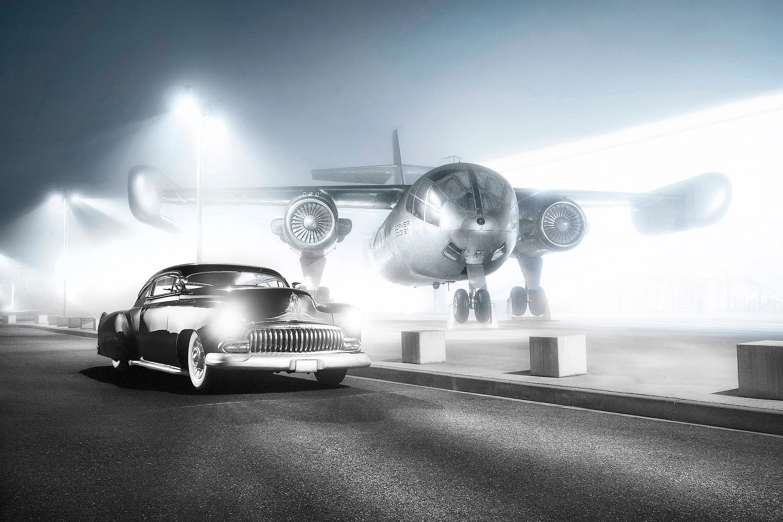 Schwarz-weiße Fotografie eines klassischen Autos, das vor einem Flugzeug in einem Hangar abgestellt ist, mit Nebel und hellem Licht im Hintergrund.