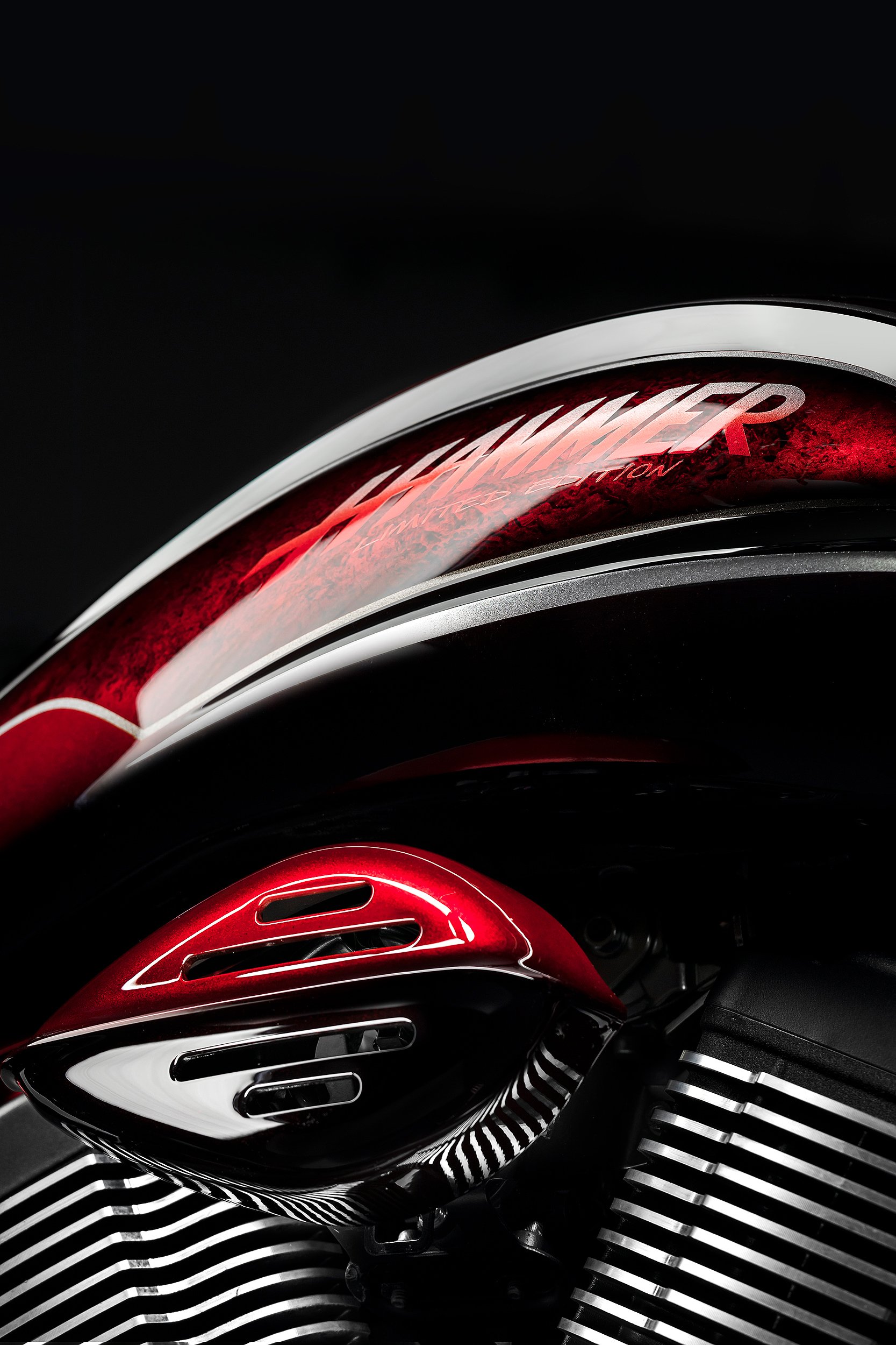 Nahaufnahme eines Motorrads mit blauschwarumer und roter Designakzentuierung, Fokus auf Motor und Verkleidung.