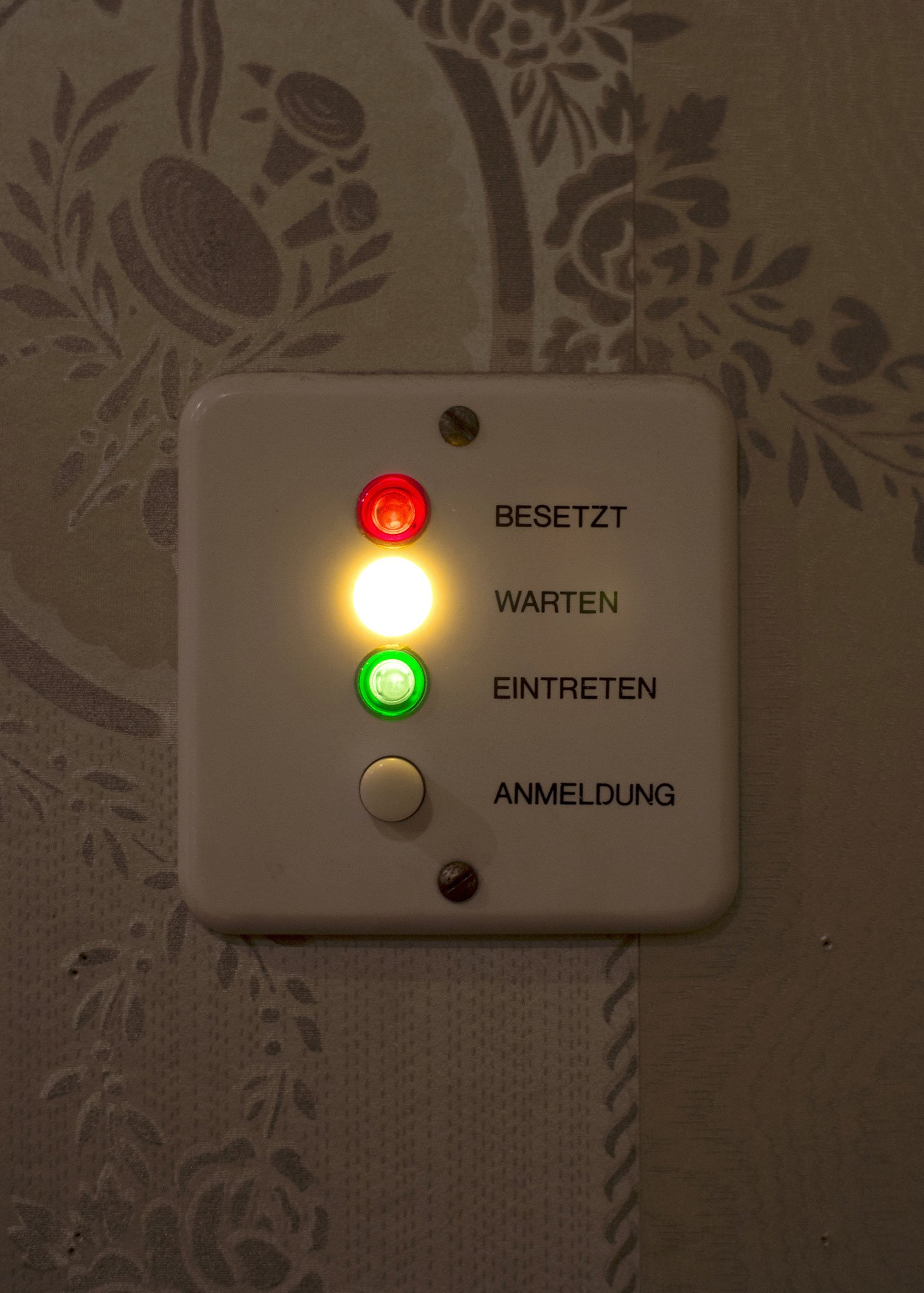 Besetzt – Warten – Eintreten
  © Aissa Tripodi