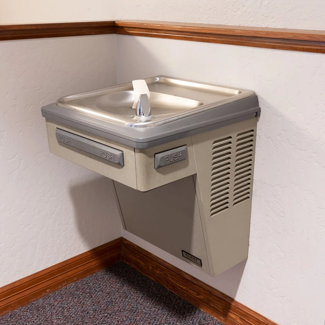 Wheelchair accessible water fountain