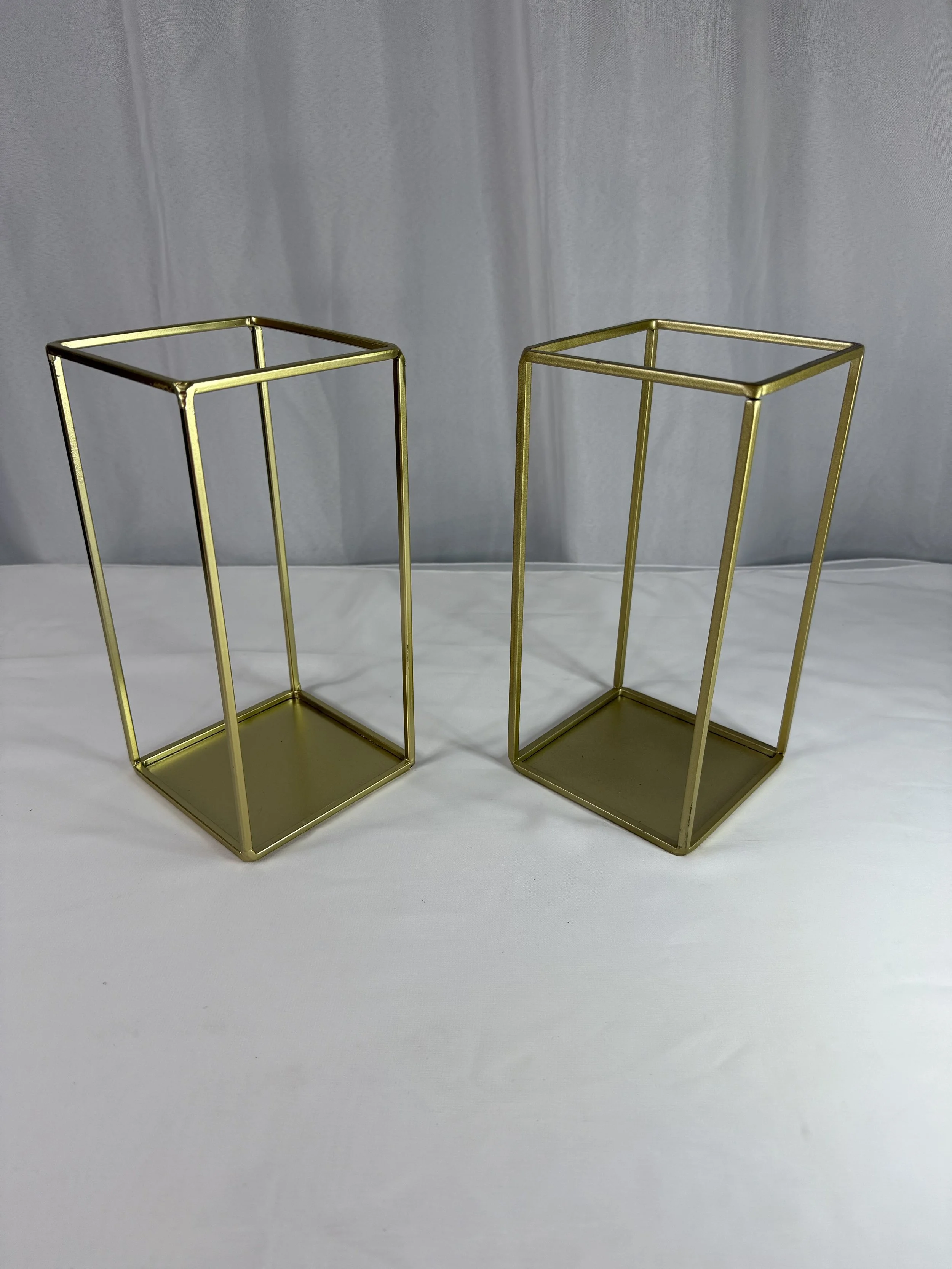 gold-small-floral-stands-wedding-centerpieces.jpeg