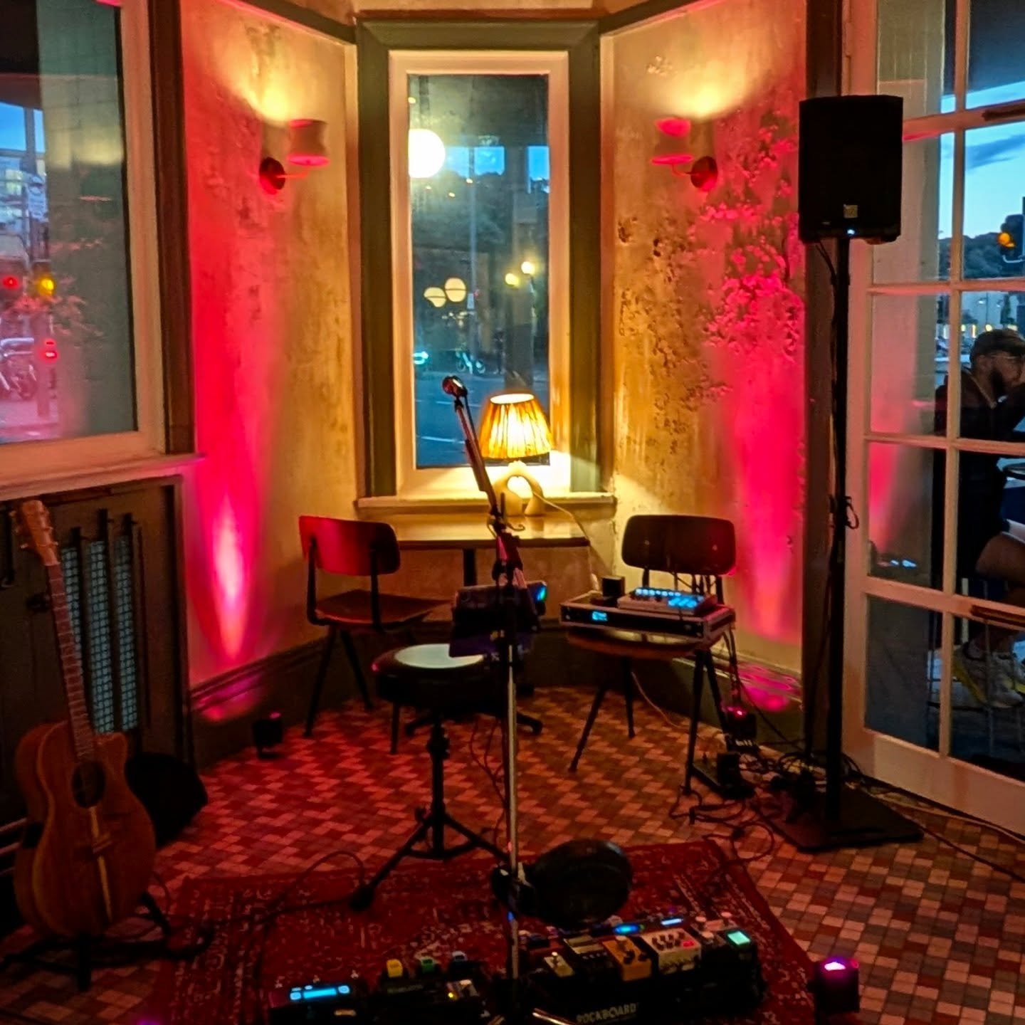 Love my cosy corner at @woollybay_hotel 
Come down and wind down your week with me til 8pm! 

#livemusicsydney #acoustic #liveandlooping