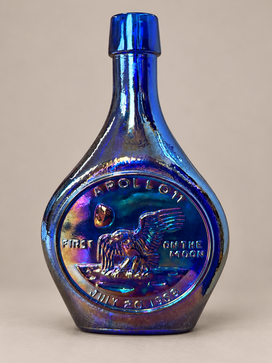 Botella iridiscente conmemorativa del Apolo 11.png