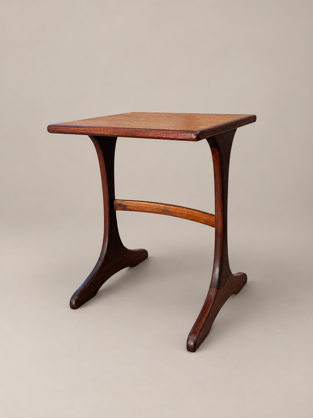 Mesa auxiliar de madera estilo mid-century.png
