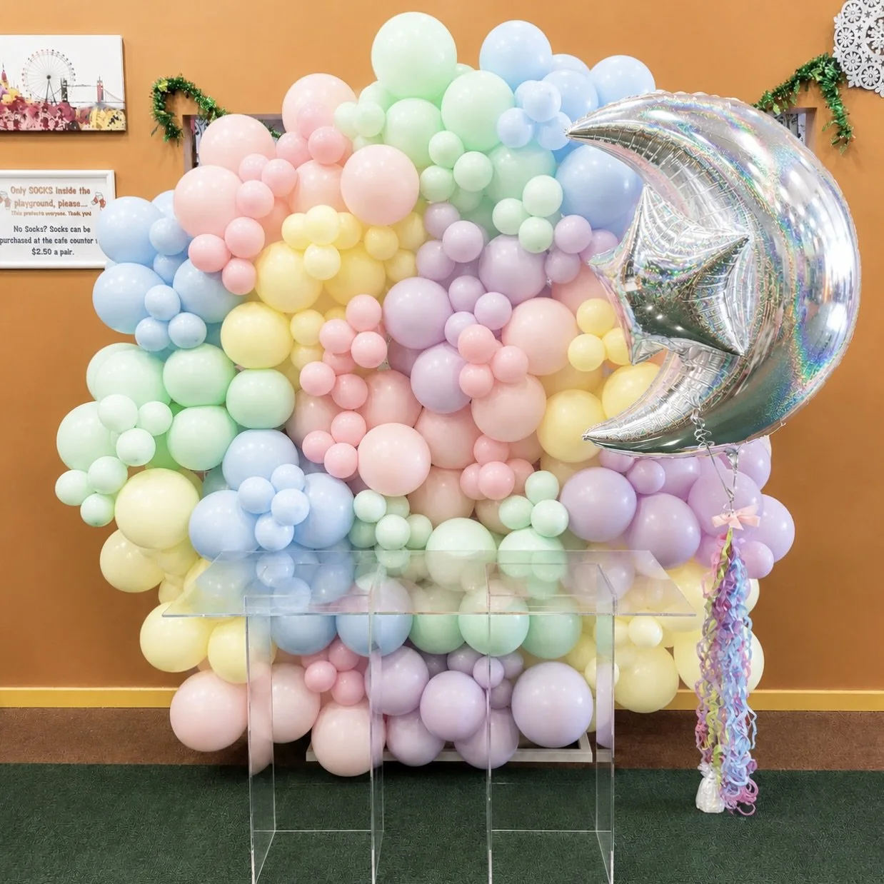 Round balloon wall by Print Candy