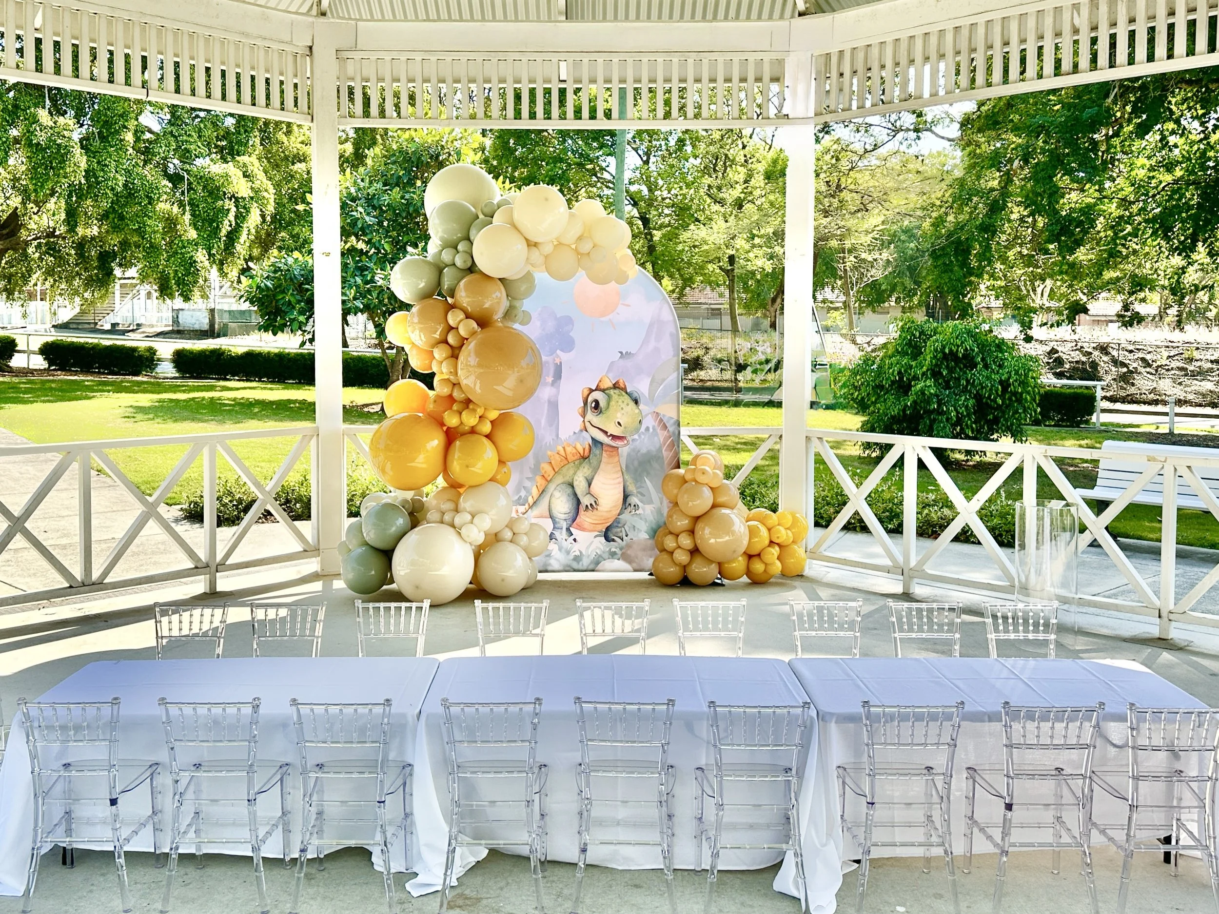 Dinosaur birthday backdrop and balloons
