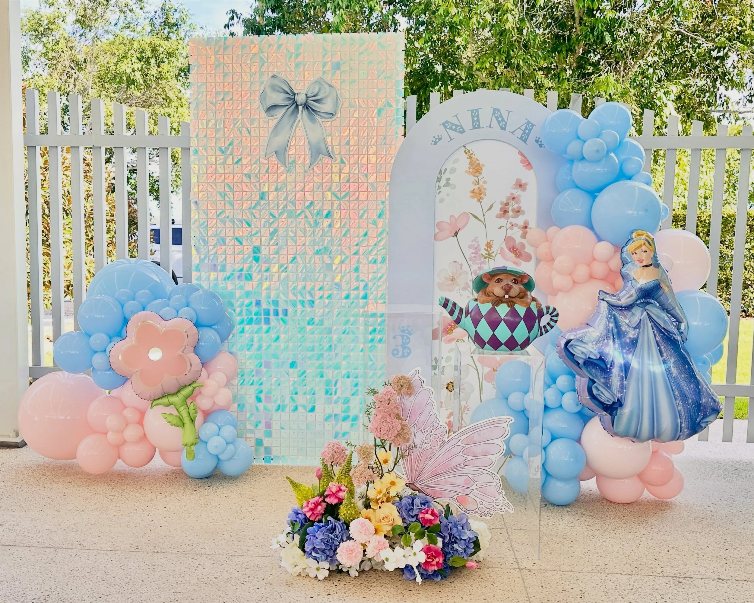 Cinderella 3rd Birthday ✨ Shimmer &amp; glimmer, flowers &amp; bows &hellip; we leave a little sparkle wherever we go

Arch backdrop, shimmer wall, balloon garlands, plinth, tea pot mouse and custom stands by Print Candy @printcandy

🎀🌸

#goldcoast