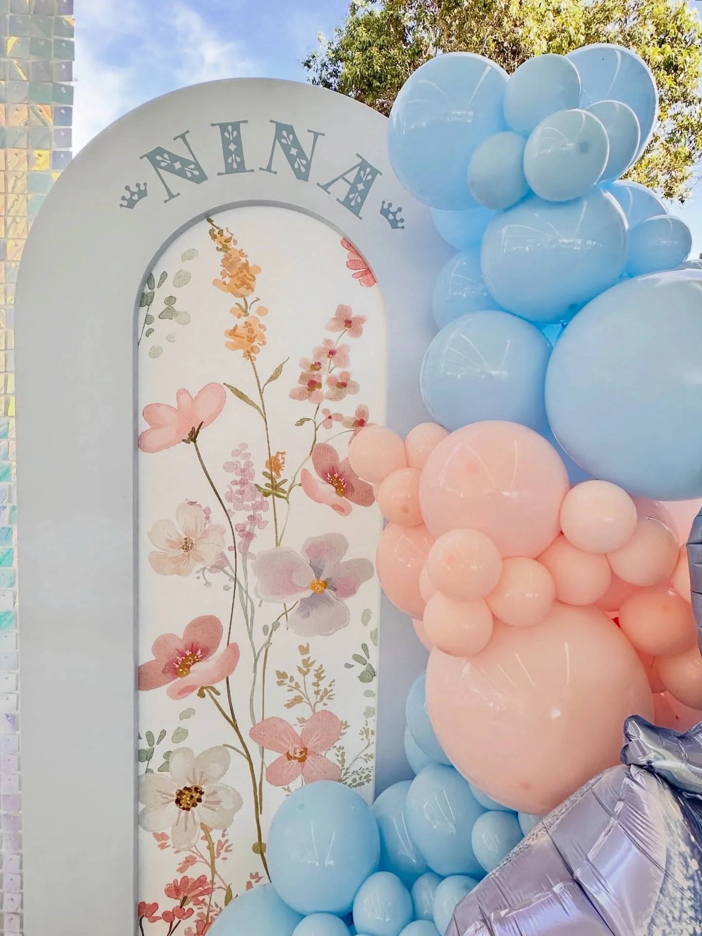 ✨ Did you know our hollow backdrops can have printed panels, greenery, faux florals or shimmer panels added to them? This allows us to create beautiful, fun and unique party styling for you

Arch backdrop, shimmer wall, balloon garlands, plinth, tea 
