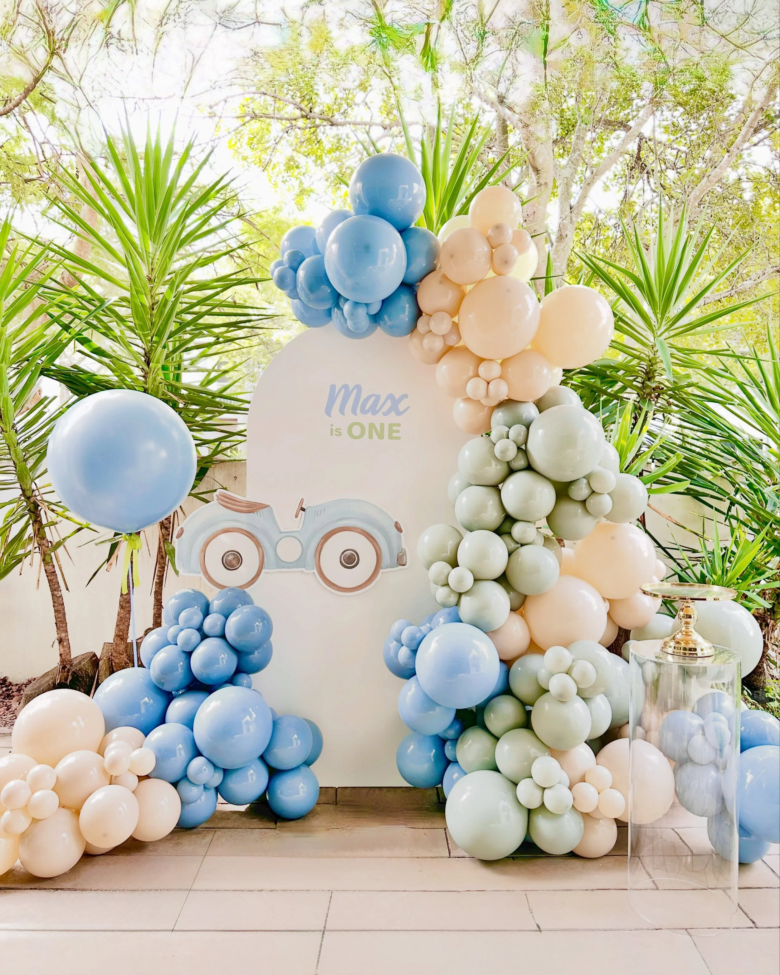 First Lap Around The Track 🏁 Max is One 

Does your birthday boy love cars? We have the most adorable vintage car sign, to create a &lsquo;wheely&rsquo; amazing birthday backdrop for a revved up party with a retro vibe

Party signs are a fantastic w
