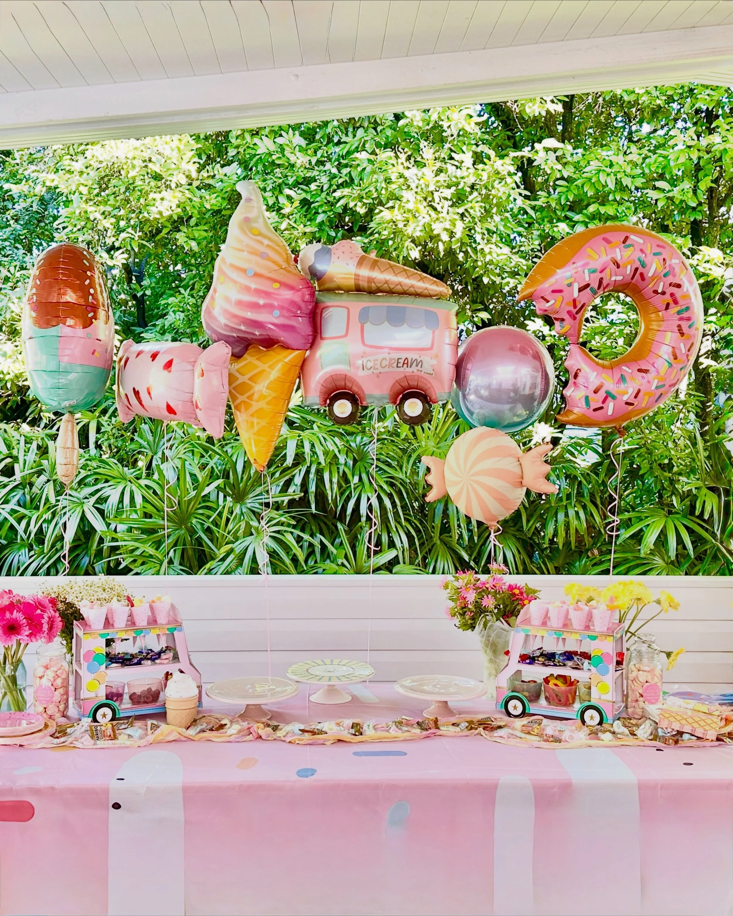 The Sweet Life 🧁🍩🍦 We created the ultimate cake moment by turning a dessert table into a themed centrepiece with our beautiful helium filled balloon supershapes!

The ultimate &lsquo;Just Add Balloons&rsquo; Party Solution 🎈No installation requir