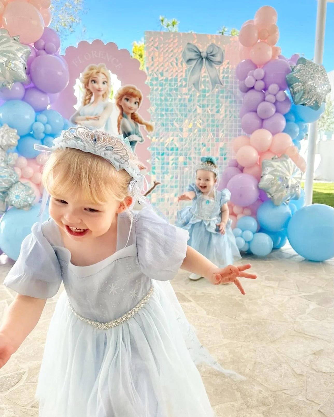 No caption needed ☃️ these smiles say it all! This is the magic of bringing childrens favourite storybook charachters to life!

I absolutely loved creating this Frozen themed photo backdrop

❄️

Styling, Backdrops, Balloon Garlands, Cake Plinth and o