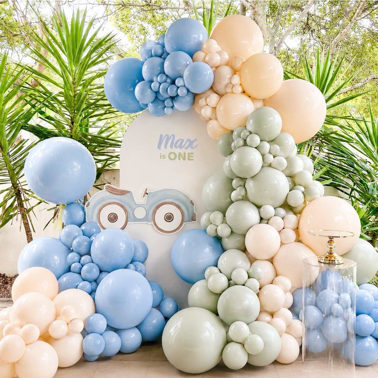 🏁 Vroom Vroom! A vintage race day celebration 🏎️

A stylish vintage race car birthday with old-school racing charm, featuring a statement race car backdrop, luxe balloon styling and playful details designed to make this celebration one to remember.