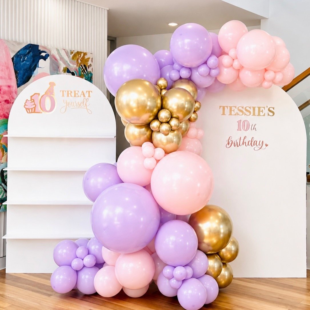 Tessie is officially 10! 💕 And when you hit double digits, we think that calls for something a little extra special.

Pretty pinks, lilacs and pops of gold paired with personalised backdrops to create the sweetest setting for this milestone birthday