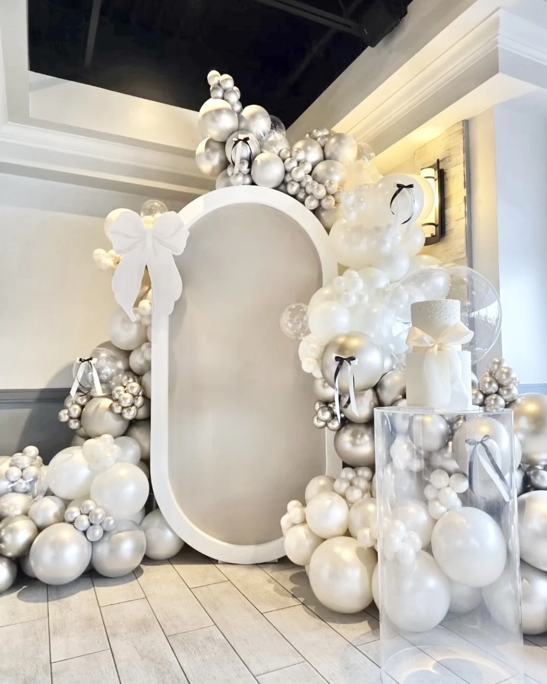 Elegant and contemporary oval backdrop for baby showers, birthdays and engagement parties