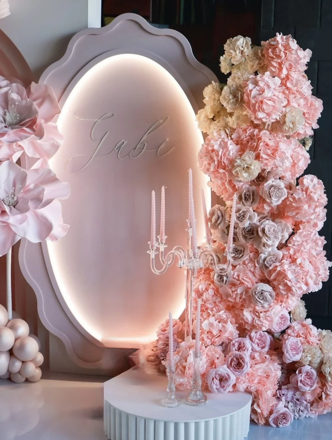 Classic and elegant wavy oval backdrop for baby showers, birthdays and engagement parties