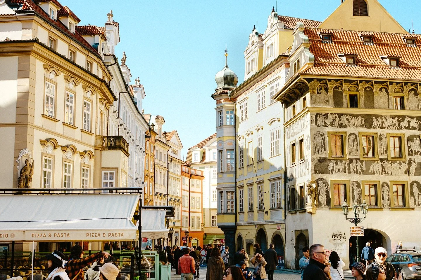 Making it a goal to actually look and edit the photos I take on holidays instead of storing them for years and never making the time to enjoy them 😂 Prague was definitely a favourite on my backpacking trip and would 1000% go back 

#praguestagram #p