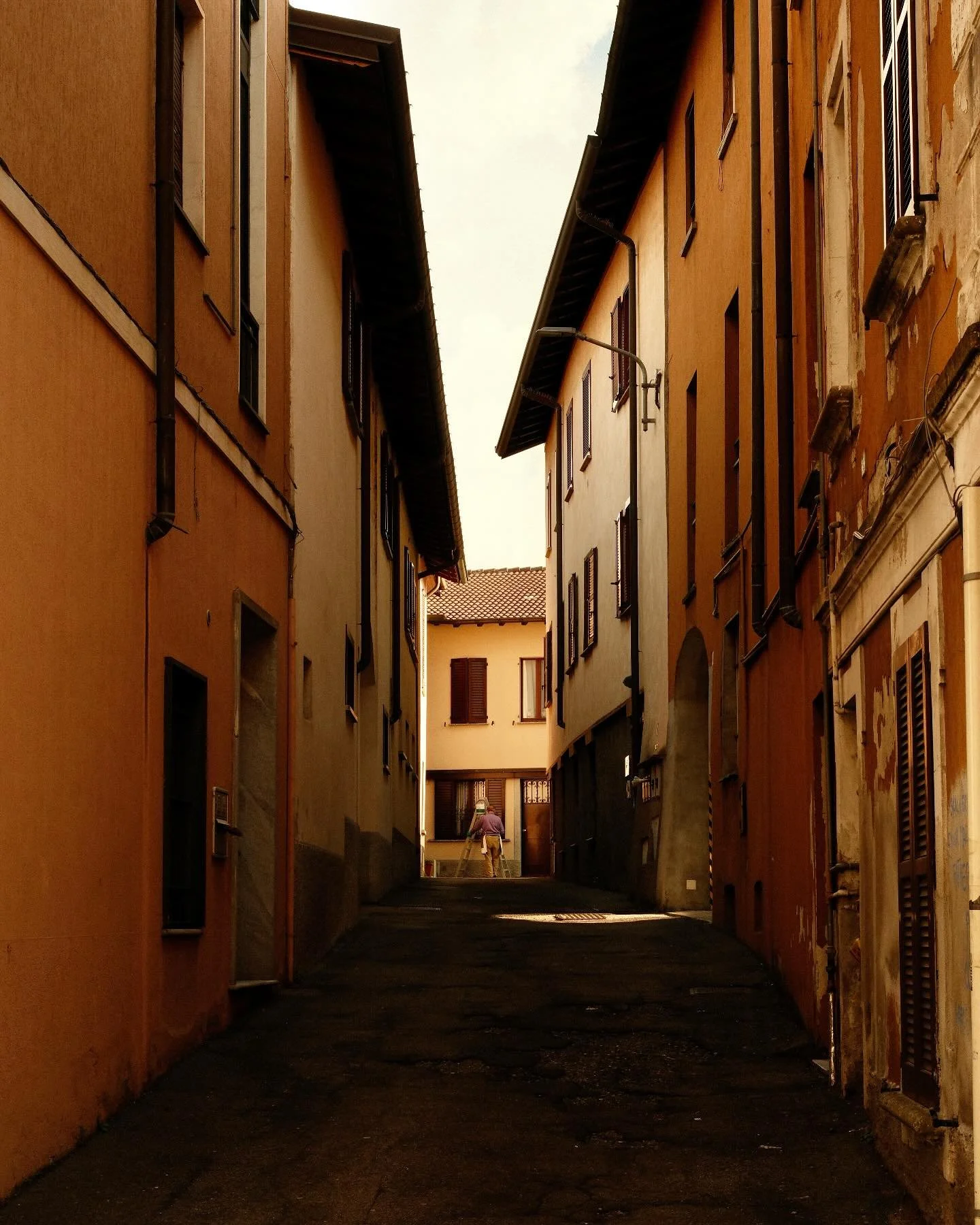 This alleyway felt like a sunset 🥹 the man painting was a paid actor because I think it really makes this photo. 

03.25.2025

#lomazzo #italy #lakecomo #backpacking #photography