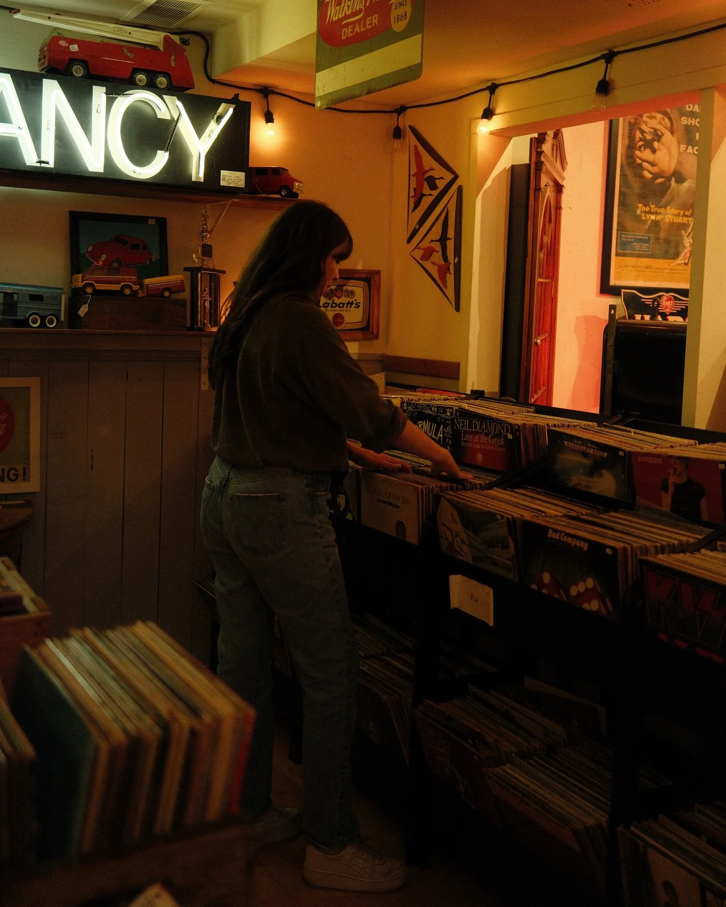 Girls trip = losing track of time in antique shops 

Thanks @darling.belladonna for being the mvp and taking my camera so I get a few pictures of our trip too &hearts;️

#fortlangley #fortlangleybc #fortlangleyvillage #antiquemall #rempelmercantile @
