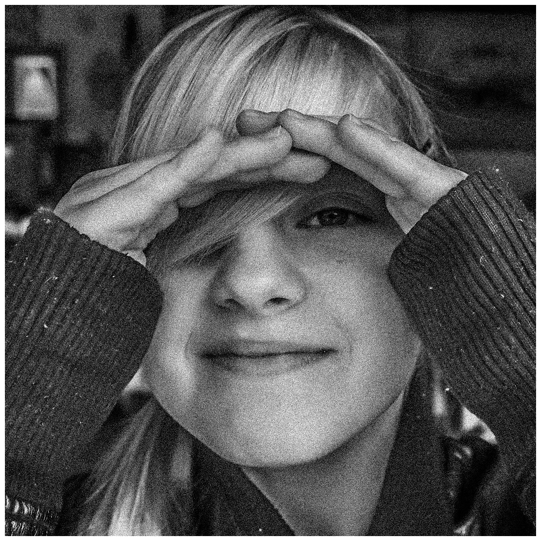 Schwarzweiß-Porträt einer Frau – natürliche Porträtfotografie