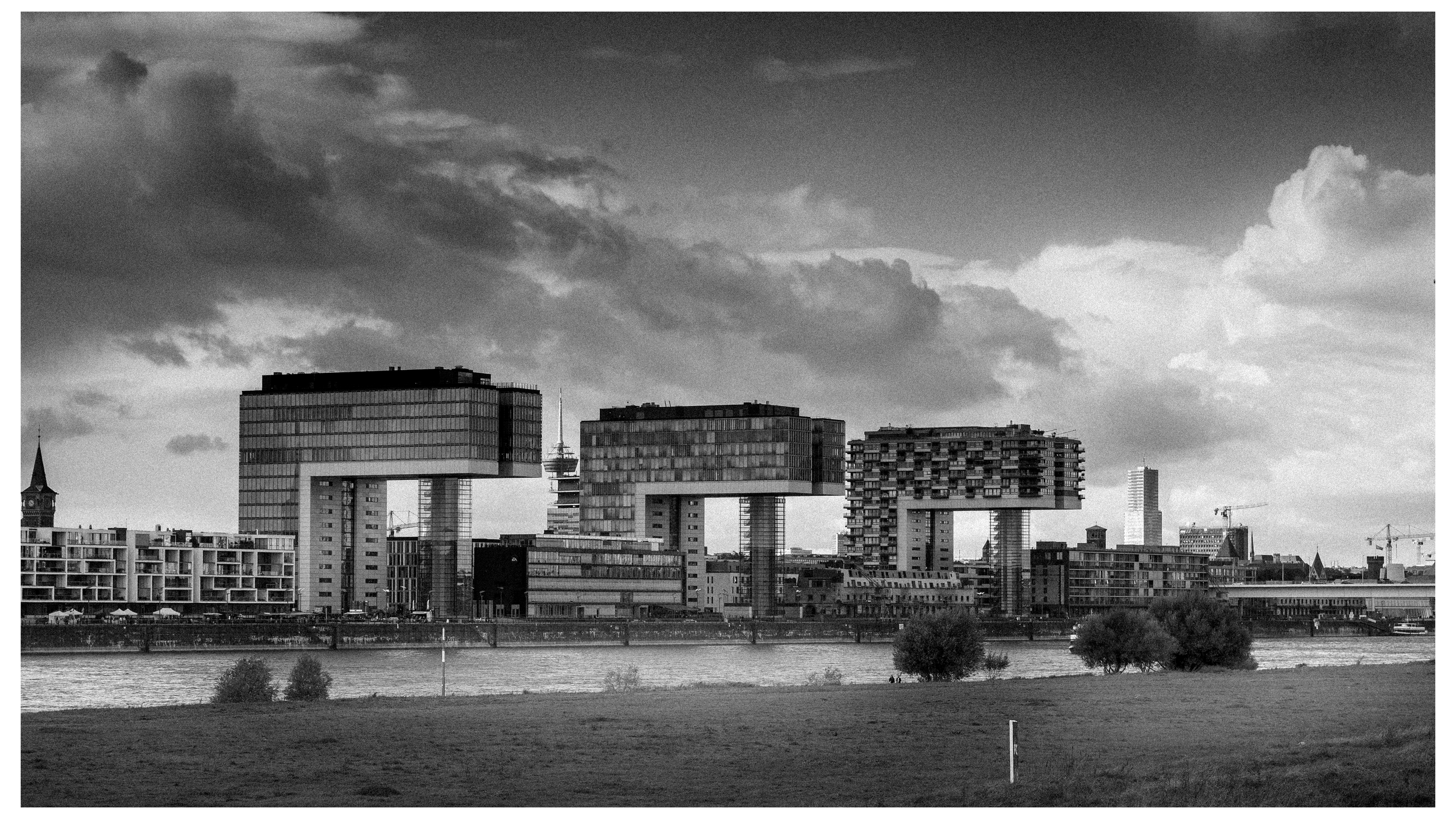 Schwarzweiß-Fotografie der Kranhäuser in Köln am Rhein – Stadtfotografie