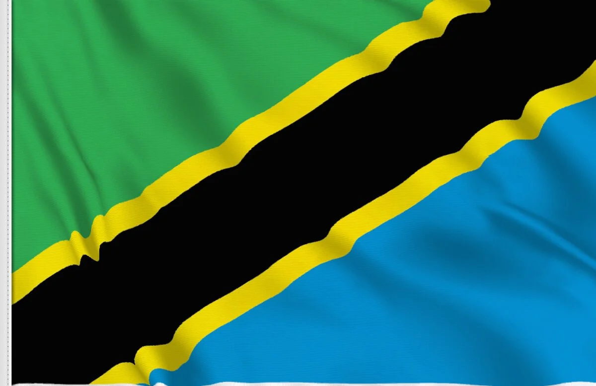 Bandera de Tanzania (África) con franjas verdes, negras, amarillas y azules en un diseño diagonal.