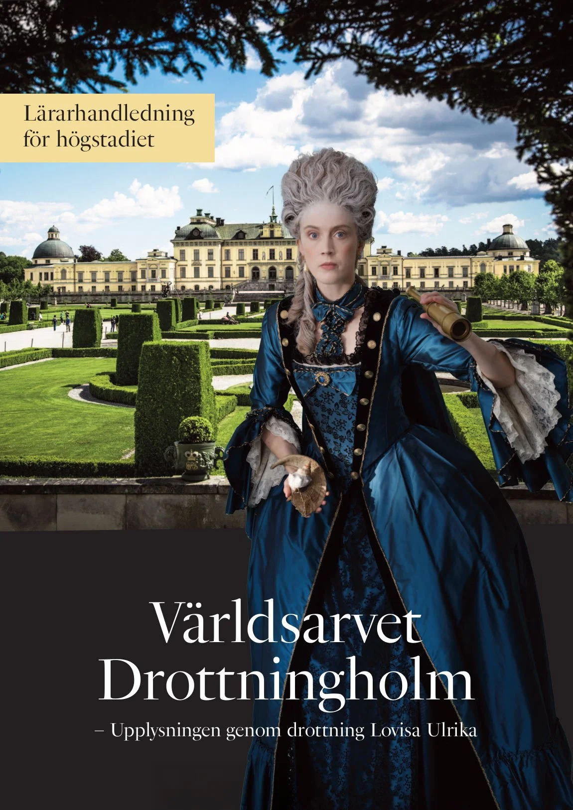 Bokomslag till en bok om Drottningholm med en person klädd i 1700-tals costume framför Drottningholms slott.