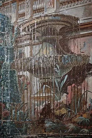 Detaljbild från kuliss ur scenbilden ”Trägård” DTM210/1975 av L J Desprez, ett exempel på olika tekniker och material. För att skapa effekten av rinnande vatten har silverfärgade textiltrådar sytts (baksida) och spikats (framsida) fast.