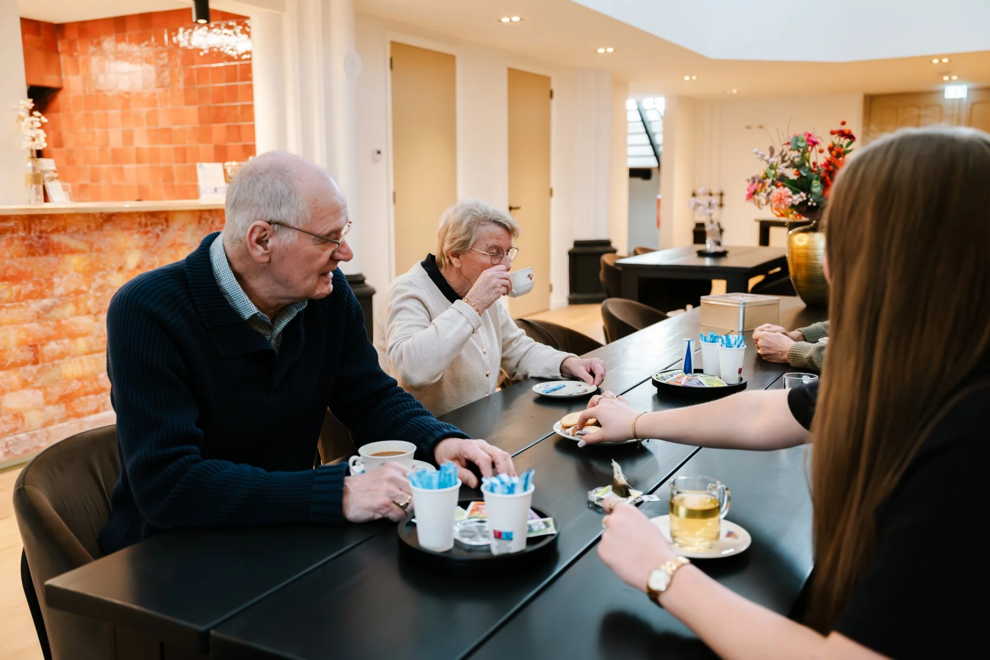 Deelnemers van de zoutkamer zitten te genieten van koffie en thee na de zoutkamersessie