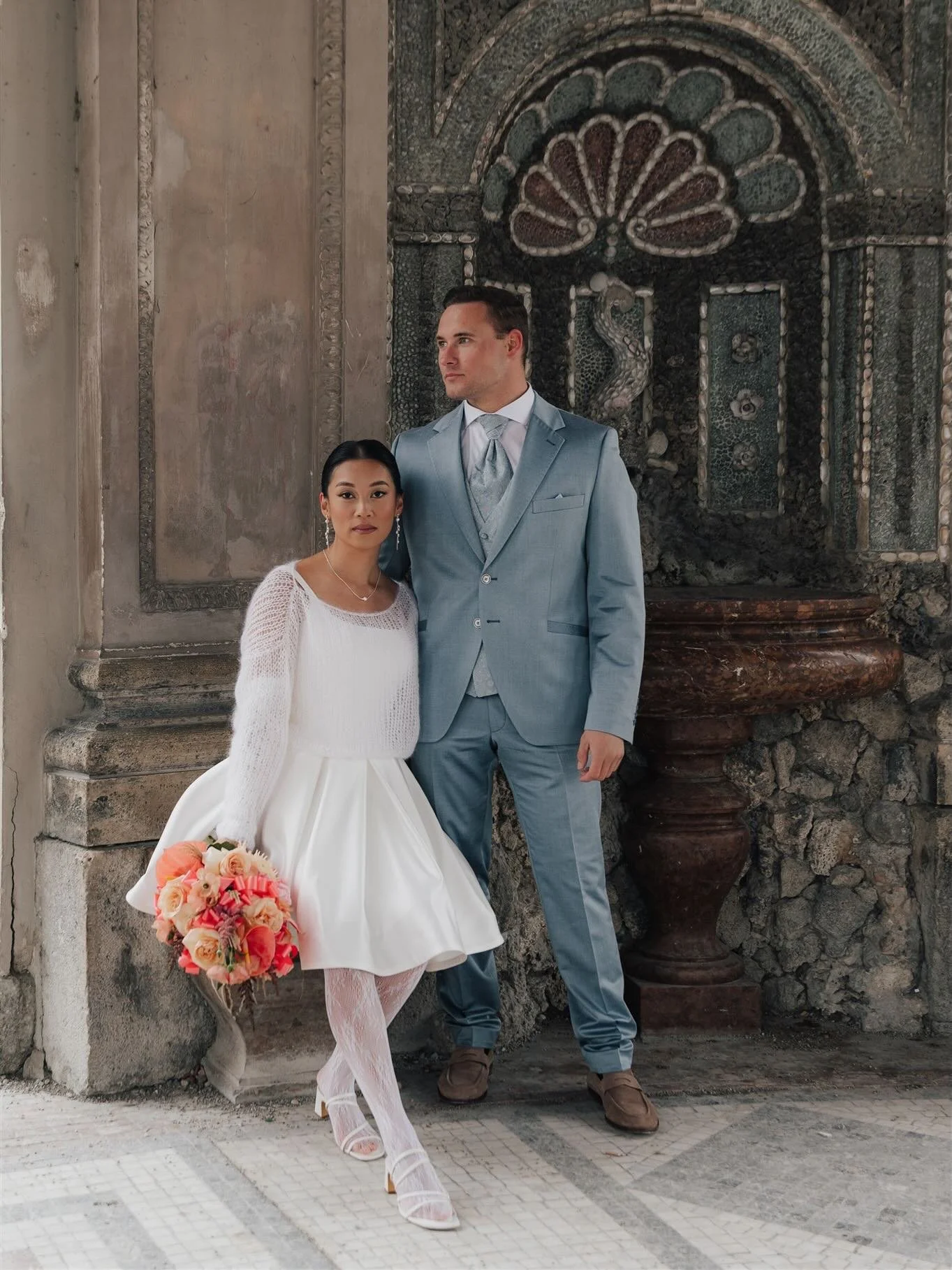 Winterliebe in M&uuml;nchen.
Kalte Luft, leise Momente und das sanfte Tempo der Stadt.

Zwischen #Hofgarten und #Odeonsplatz wird der Winter still.
Stein, Geschichte, weiches Licht &ndash; und zwei Menschen, die ihre Liebe feiern.
Keine gro&szlig;en 