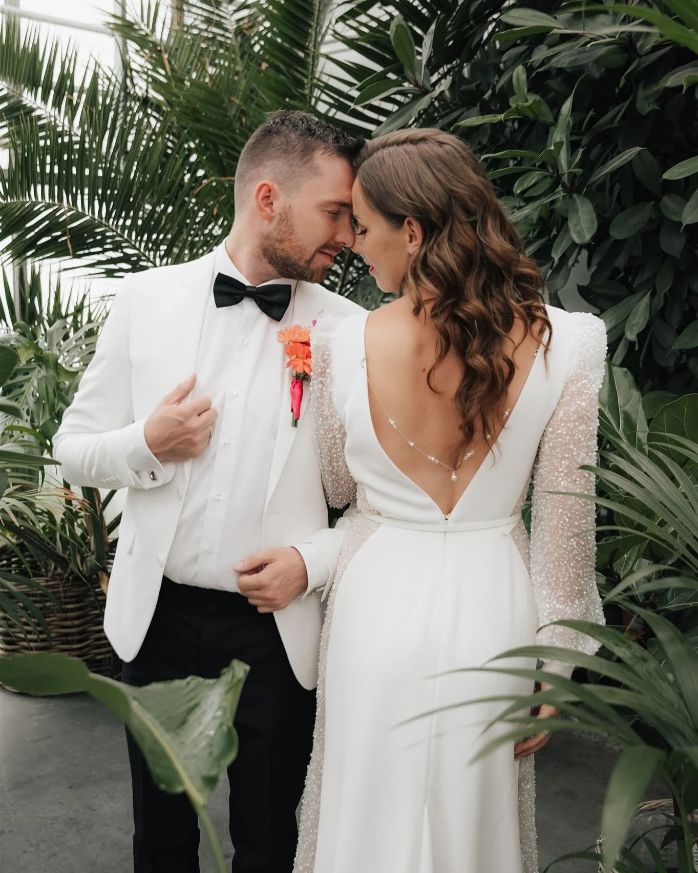 🤍Editorial Wedding Vibes🤍

Stellt euch eine Hochzeit vor, bei der jedes Detail stimmt.
Wo Licht auf Liebe trifft, &Auml;sthetik auf Emotion &ndash; und eure Geschichte auf ganz besondere Weise erz&auml;hlt wird.

Inmitten von zarten Bl&uuml;ten arr