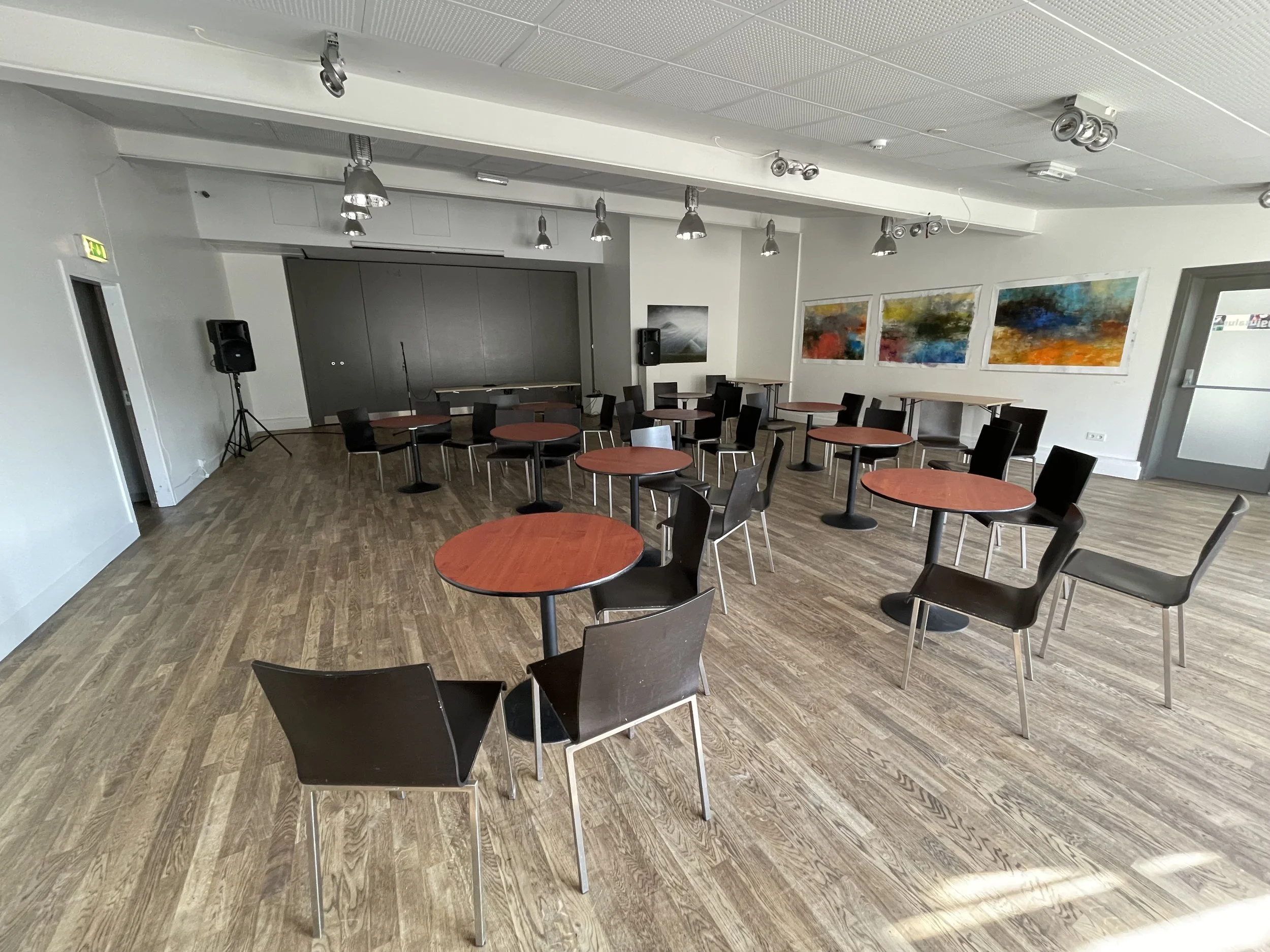 Bryggjusalur í Edinborgarhúsinu