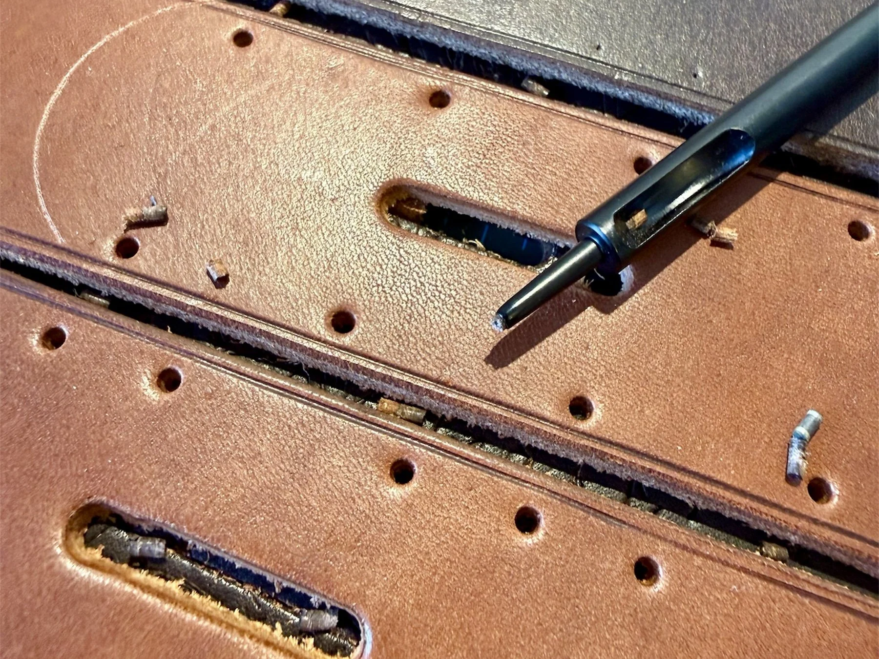 Vorbereitung der seitlichen Löcher für Handnaht