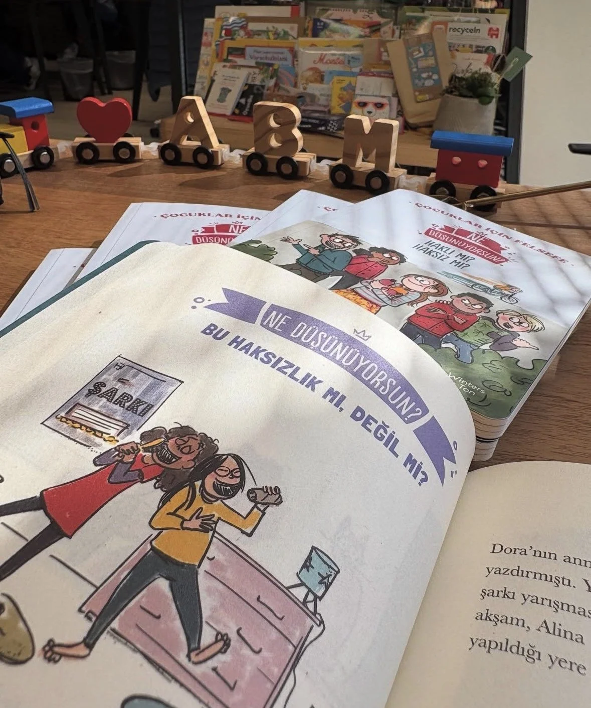 Renkli çocuk kitapları ve oyuncaklar yer alan çocuklar için eğitim ve eğlence ortamı.