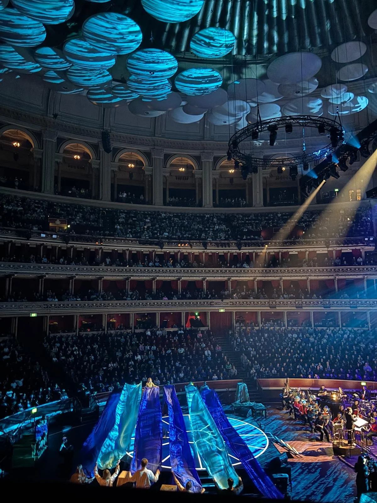 Royal Albert Hall magic last night ✨🎶

So proud of Lily singing with @stjohnswalhamgreen 💛👏

What a night!

#ProudParent #RoyalAlbertHall #PromPraise #SchoolChoir #LondonLife #specialmoments 

@st.johnswalhamgreenceprimary @royalalberthall