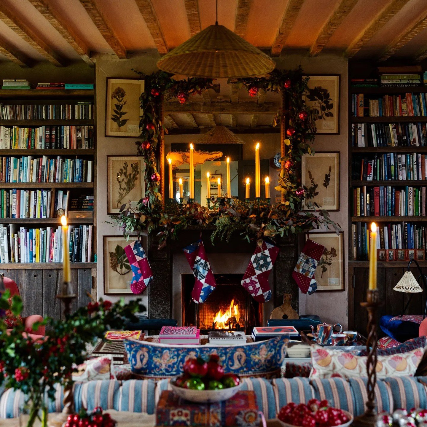 LP Christmas Series: Kicking off the season with one of my favourite Christmas shoots: the gorgeous Cotswold cottage of Amanda Brooks, featured in @houseandgardenuk back in 2021.

For me, this home captures everything I dream of in the countryside&md