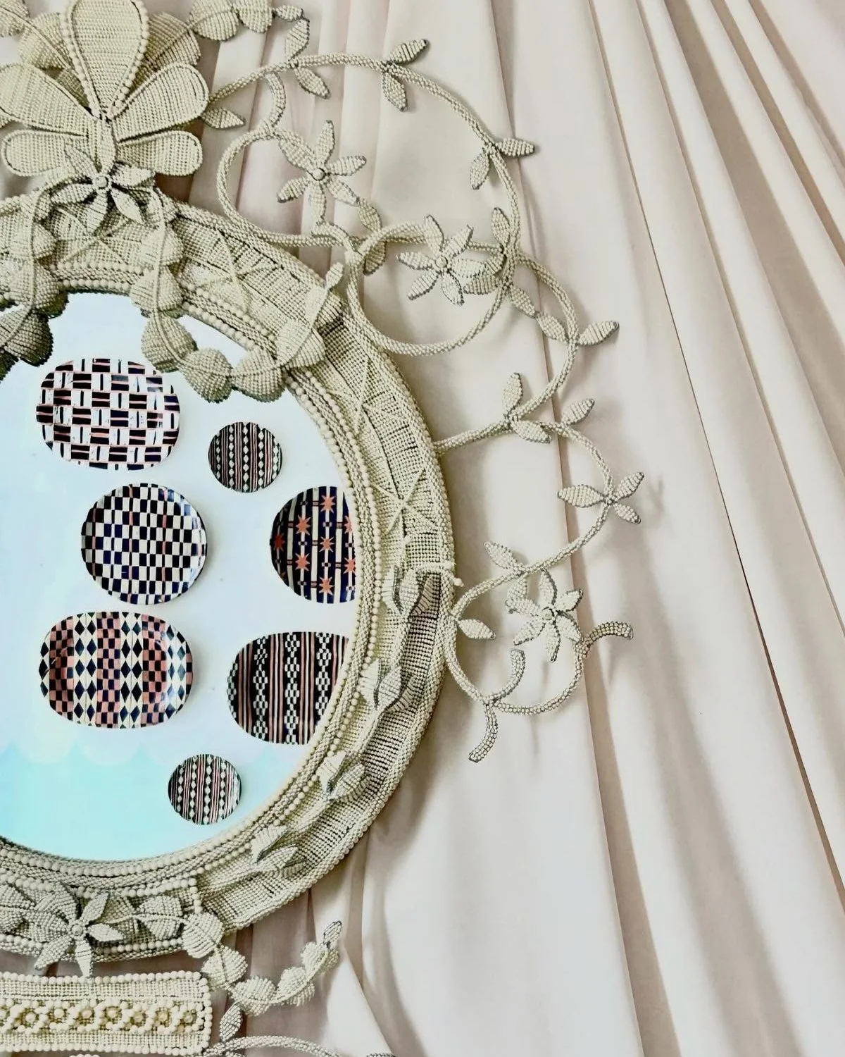 The &lsquo;Mermaid&rsquo; Mirror by George Magaso ✨ reflecting Hannah Watt&rsquo;s Kente-inspired ceramics 💛

Magic happens where worlds collide 🌍

Genuinely obsessed with everything from @chandlerhousect

#ChandlerHouse #CapeTownDesign #ArtAndInte